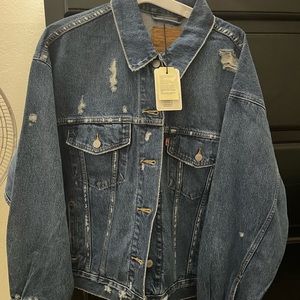 Levis Denim jean jacket no flaws size L can fit an XL